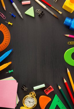 siyah ahşap üzerine okul malzemeleri