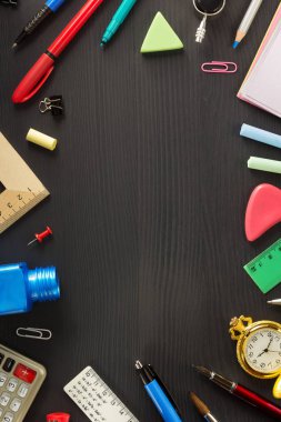 siyah ahşap üzerine okul malzemeleri