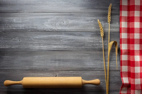 Ears of wheat  on wood — Stock Photo, Image