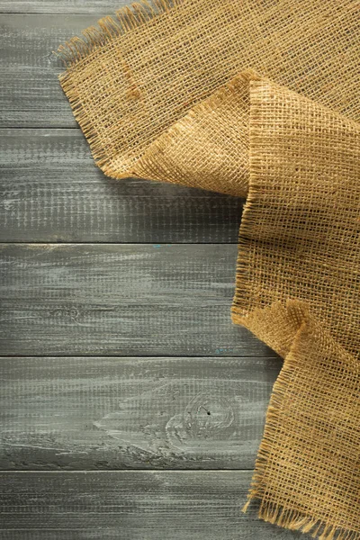 Serapilheira hessian saqueando em madeira — Fotografia de Stock