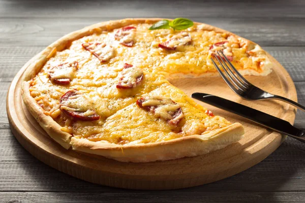 Pfefferoni-Pizza auf Holz — Stockfoto