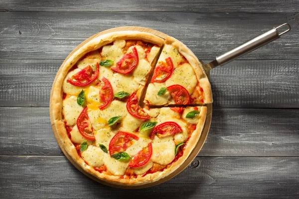 Итальянская пицца на дереве — стоковое фото
