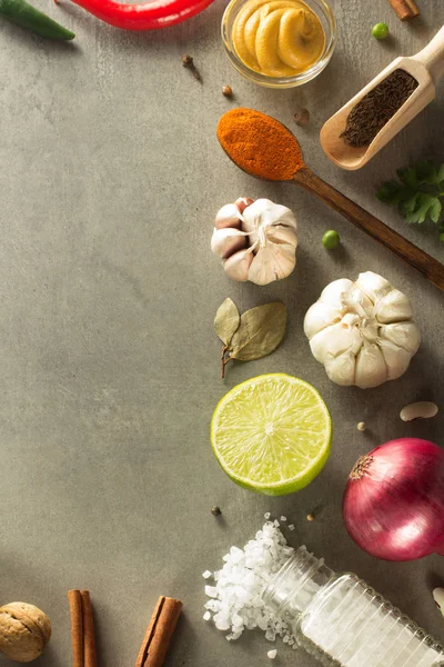 Ervas aromáticas e especiarias à mesa — Fotografia de Stock