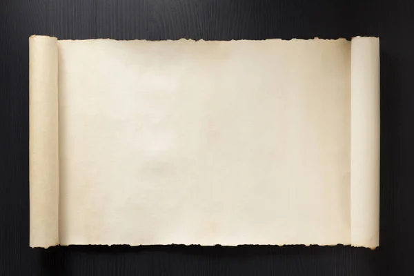 Pergamentrolle auf Holz — Stockfoto