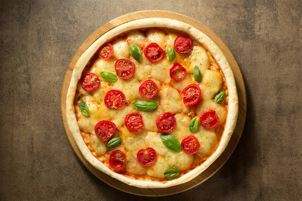 Итальянская пицца на старой поверхности — стоковое фото