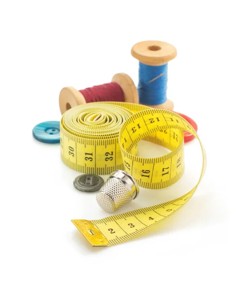 Herramientas de coser y cinta métrica en blanco — Foto de Stock