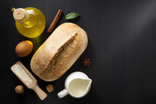 Pane e prodotti da forno su legno — Foto Stock