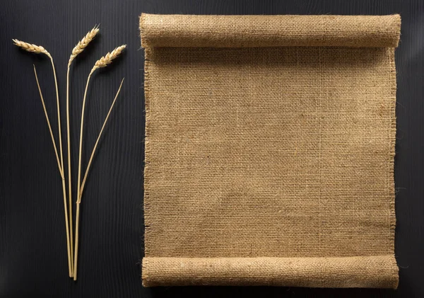 Buğday ve ahşap üzerine kumaş — Stok fotoğraf