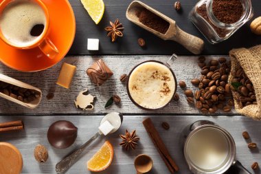 fincan kahve ve malzemeler ahşap üzerine