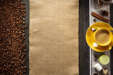 fincan kahve ve ahşap üzerine fasulye