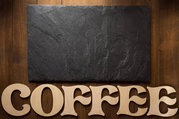 Pedra de ardósia e carta de café em madeira — Fotografia de Stock