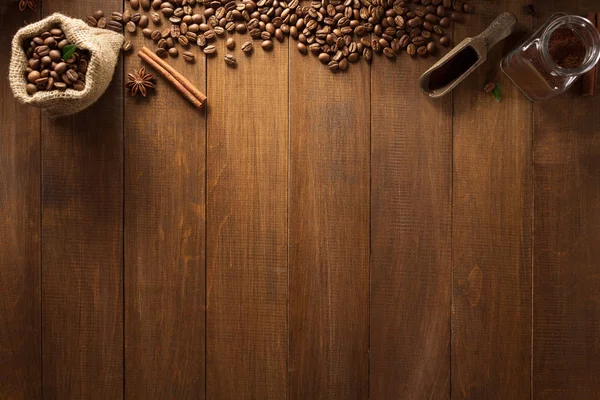 Taza de café e ingredientes en madera —  Fotos de Stock