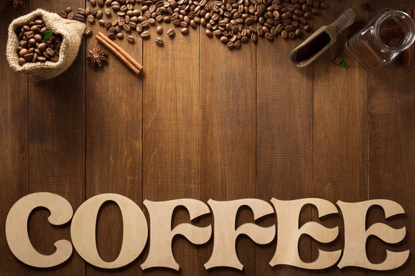 Cartas de café e feijões em madeira — Fotografia de Stock