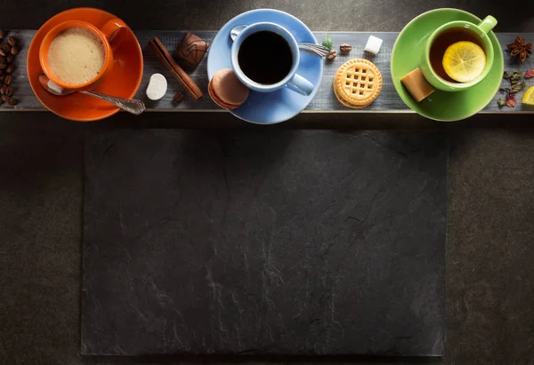 Kopje koffie en thee op hout — Stockfoto