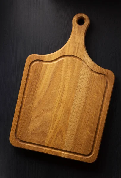Tabla de cortar en la mesa de madera —  Fotos de Stock