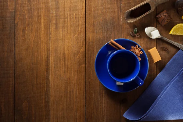 Пустая чашка кофе на дровах — стоковое фото