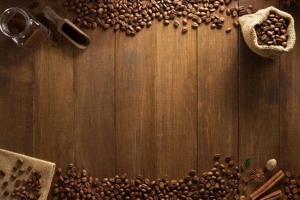 Granos de café sobre madera —  Fotos de Stock
