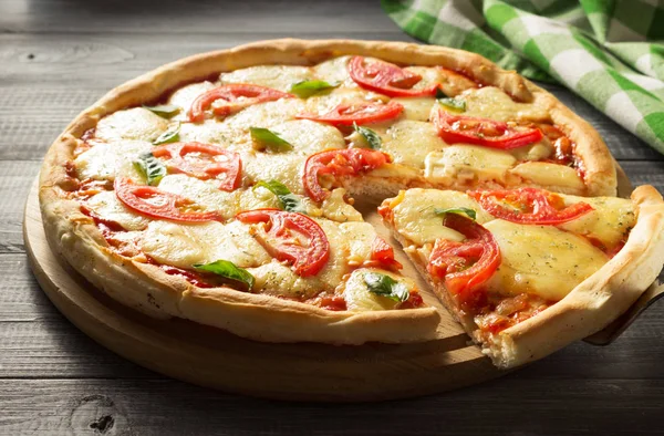 Pizza italiana em madeira — Fotografia de Stock