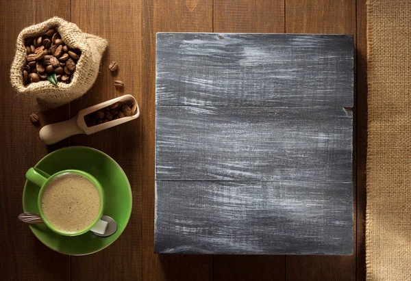 Taza de café y frijoles en madera — Foto de Stock