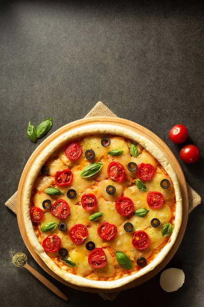 Итальянская пицца на черном фоне — стоковое фото