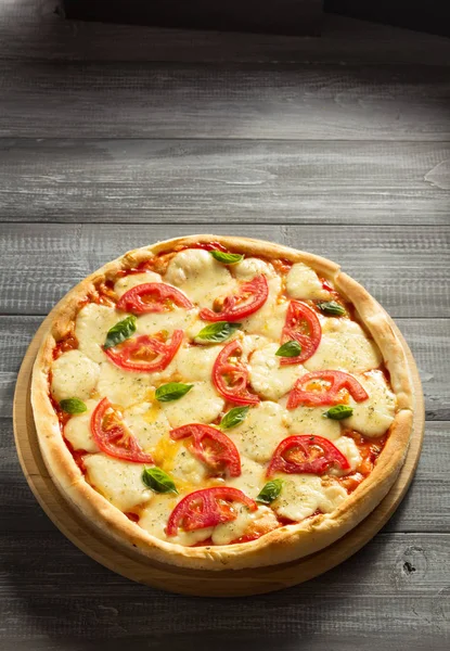 Pizza margarita em madeira — Fotografia de Stock