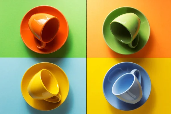Lege cup bij kleurrijke achtergrond — Stockfoto
