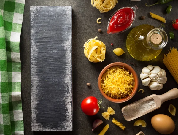 Pasta e ingrediente alimentario en la mesa — Foto de Stock