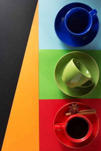 Tazza e piattino su carta colorata — Foto Stock