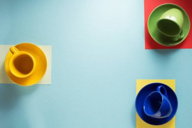 renkli arka plan, boş bardak