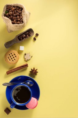 Kahve fincanı ve fasulye 