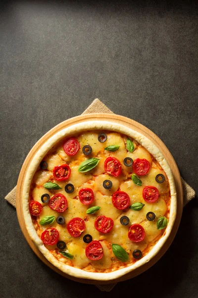 Итальянская пицца за столом — стоковое фото