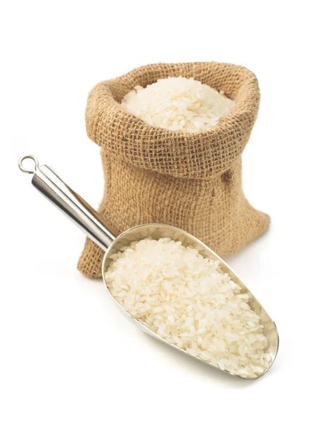 Beyaz izole kaşık pirinç — Stok fotoğraf