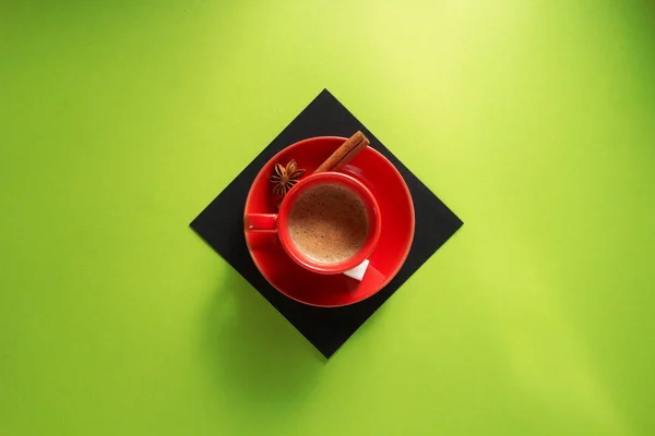 Tasse Kaffee auf buntem Papier — Stockfoto