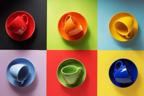 Lege cups bij kleurrijke achtergrond — Stockfoto