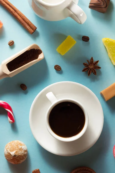 Kopje koffie bij blauwe achtergrond — Stockfoto