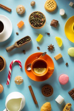 fincan çay ve kahve, mavi arka plan 