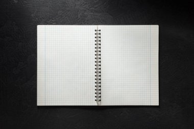 siyah arka plan üzerine defter 
