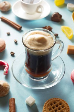 kahve fincanı ve mavi arka plan, fasulye