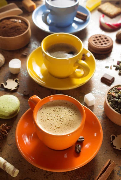 Kopje koffie, thee en cacao aan tafel — Stockfoto