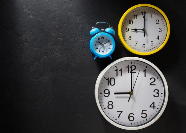 Reloj de pared en fondo negro —  Fotos de Stock