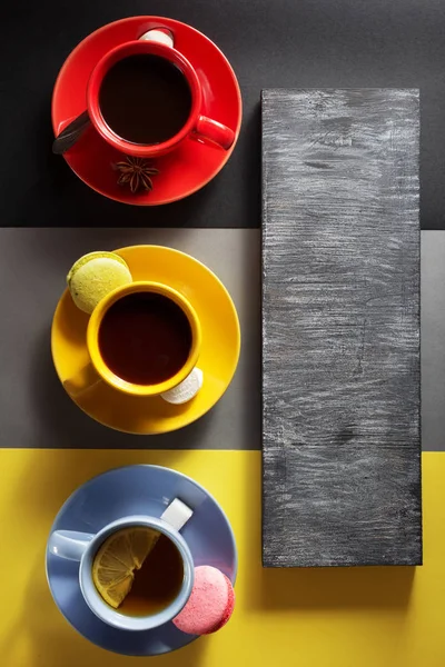 Чашка кофе, какао и чай на красочном фоне — стоковое фото