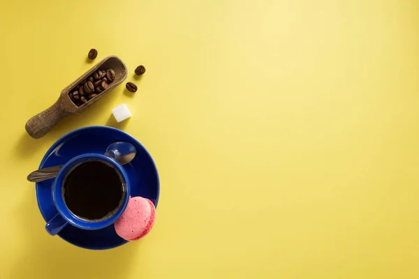 커피 컵과 노란색 배경에서 콩 — 스톡 사진