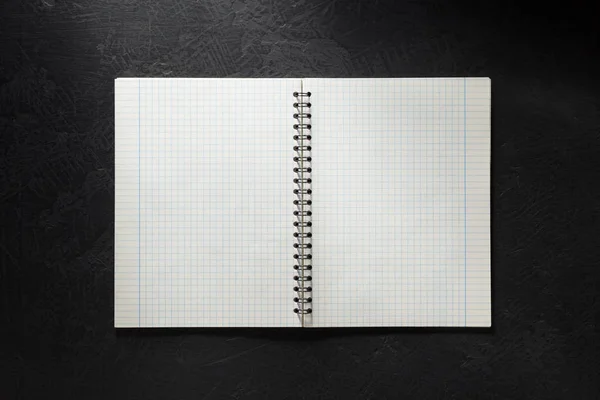 Notizbuch auf schwarzem Hintergrund — Stockfoto