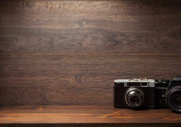 Vieja cámara en la pared estante de madera —  Fotos de Stock