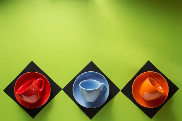 Lege kop en schotel op kleurrijke papier — Stockfoto