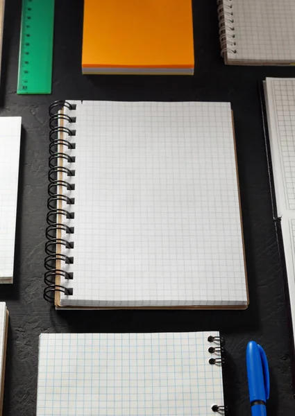 School leveringen en notebook — Stockfoto