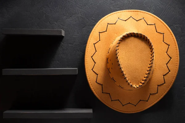 Cowboy hat on wooden backgroun — Stock Photo, Image