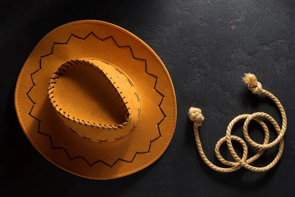 Chapéu de cowboy em backgroun de madeira — Fotografia de Stock