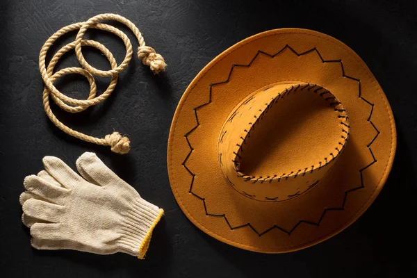 Sombrero de vaquero en el fondo de madera — Foto de Stock