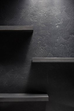 Siyah duvar rafları